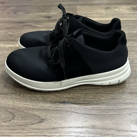 Fitflop sneaker. Black size 8 good used condition. - Picture 2 of 3